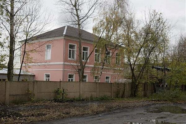 За сколько в Москве продают здание с землей у станции метро «Ботанический сад»
