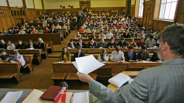 Зарплата преподавателей нижегородских вузов за год выросла на 5 тысяч руб.