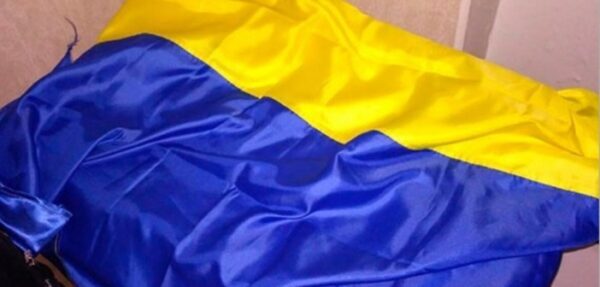 Жителю Херсонской области грозит до 3 лет тюрьмы за кражу флага Украины