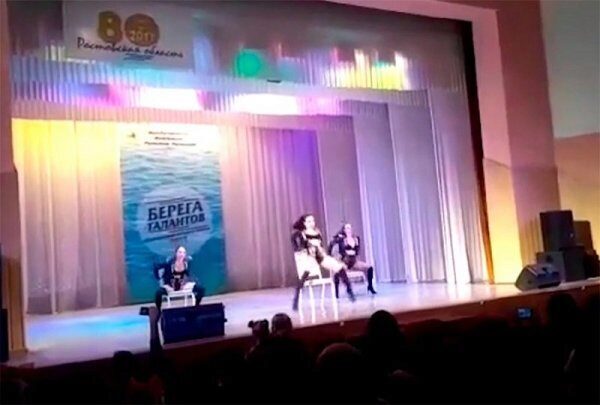 Зрителям детского конкурса в Таганроге показали стрип-пластику