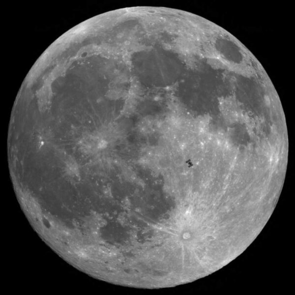 Американец запечатлел МКС во время полета её на фоне Луны