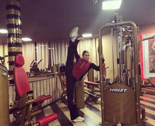Анастасия Волочкова показала очередной вертикальный шпагат в спортзале