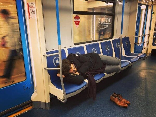 Андрея Малахова засняли спящим в московском метро