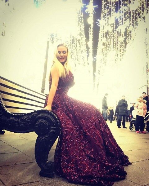 Анна Семенович в декабре гуляла по Москве в одном платье