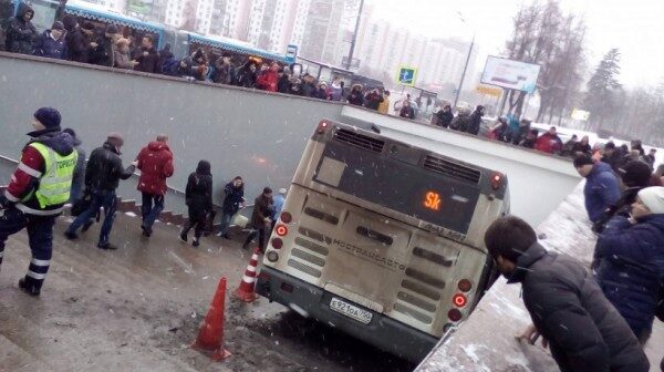 Автобус протаранил людей на Славянском бульваре в Москве