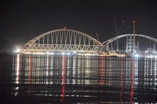 Автомобильные пролеты Крымского моста соединят два берега до конца года
