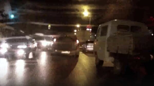 Беспредельщик на УАЗе, сбивающий с дороги автомобиль, попал на видео