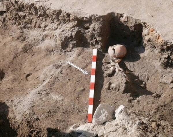 Болгарские археологи обнаружили останки средневекового жителя со стрелой в груди