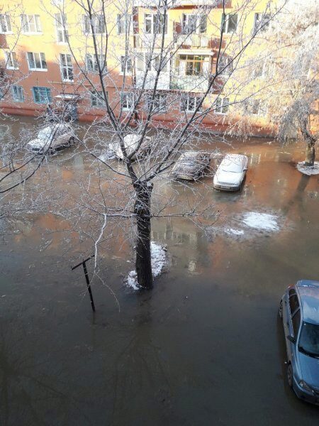Целый микрорайон в Омске затоплен из-за крупной коммунальной аварии