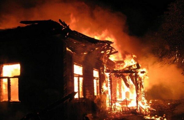 Четыре человека погибли при пожаре в частном доме под Уфой