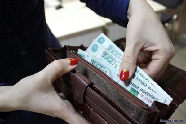 Домработница украла у волжанки около 900 000 руб.