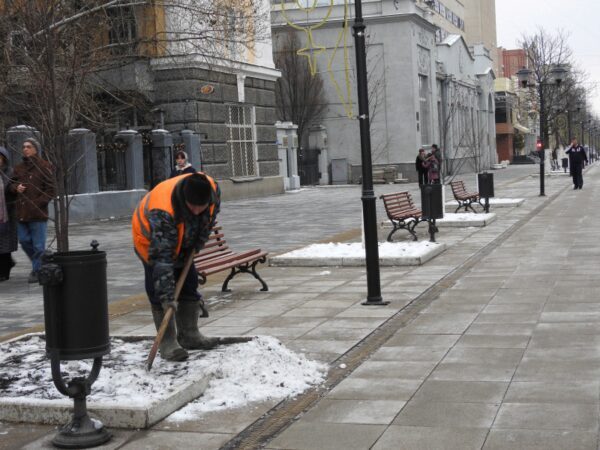 Дворники убрали снег вместо соли из-под деревьев на пешеходной Волжской