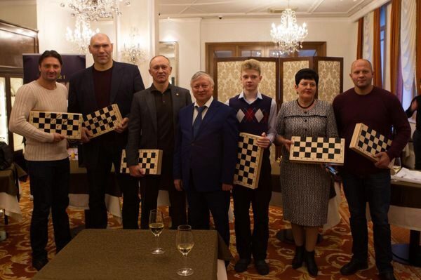 Эдгард Запашный поборолся в шахматном турнире с Карповым, Валуевым и Емельяненко