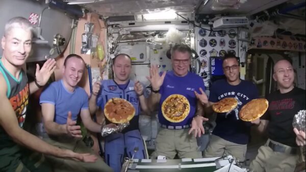 Экипаж МКС приготовил пиццу в космосе