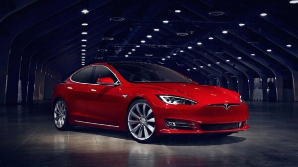 Электромобиль Tesla научили майнить биткойны (ФОТО)