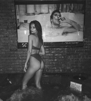 Эмили Ратаковски поделилась горячими снимками в русской бане