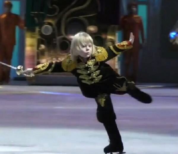 Евгений Плющенко поделился новым видео своего 4-х летнего сына Александра в роли стойкого оловянного солдатика на льду