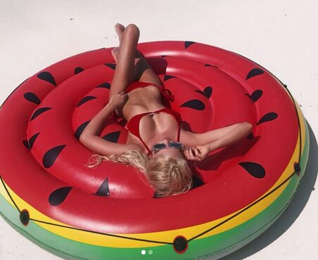 Instagram: Мария Погребняк показала снимки в бикини верхом на надувном арбузе