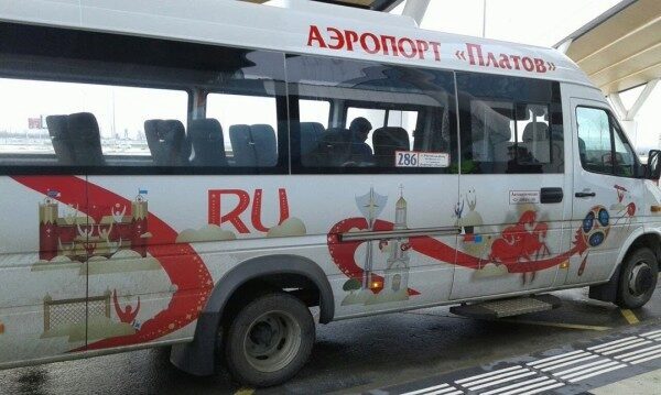Из-за получасового ужина водителя автобуса, пассажиры едва опоздали на рейс в Платове