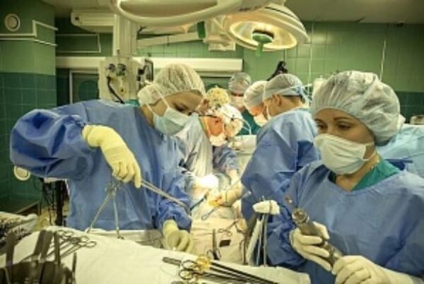 Краснодарские хирурги удалили молодой девушке 25-сантиметровую опухоль