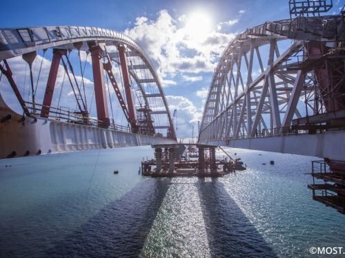 Крымский мост соединят автомобильными пролётами до конца этого года