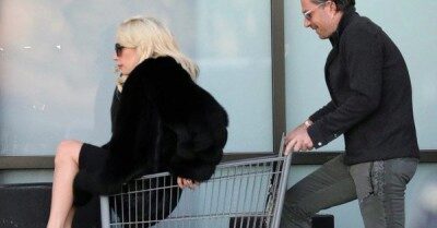Леди Гага прокатилась со своим бойфрендом на тележке вокруг супермаркета