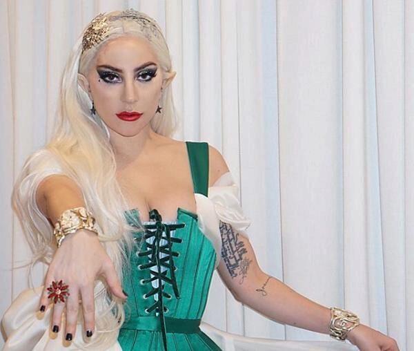 Леди Гага восхитила поклонников новогодним костюмом “непослушного эльфа”