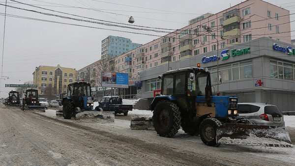 На чистку улиц Владивостока вышла вся городская снегоуборочная техника