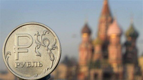 На фоне решения ЦБ РФ по снижению ключевой ставки рубль усилил падение