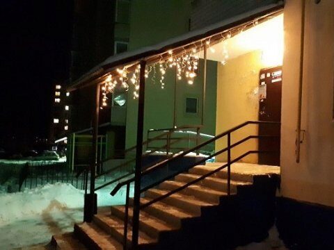 На саратовской улице без освещения УК украсила дом гирляндами
