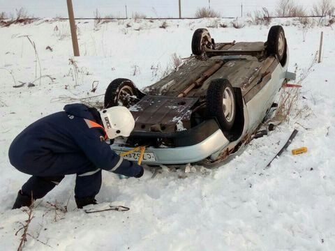 На трассе под Балаковом погиб водитель перевернувшегося ВАЗа