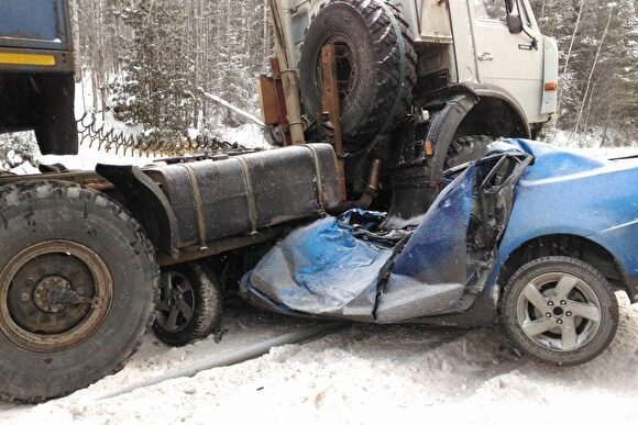 На трассе Тюмень — Ханты-Мансийск легковой автомобиль столкнулся с КамАЗом, двое погибли