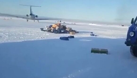 На Камчатке гору посылок «Почты России» сдуло воздушным потоком из турбины самолета