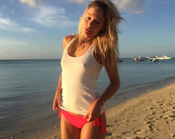 Наталья Рудова продемонстрировала фото с пляжа с торчащими сосками