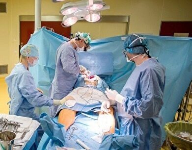 На Ямале хирурги час разговаривали с пациентом, пока делали ему операцию на сердце