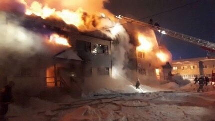 На Ямале три человека погибли во время крупного пожара в жилом доме