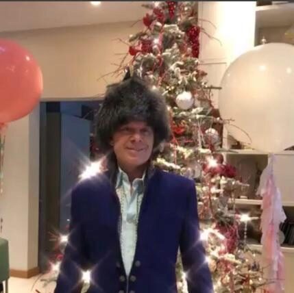 Олег Газманов показал на видео украшенную новогоднюю елку