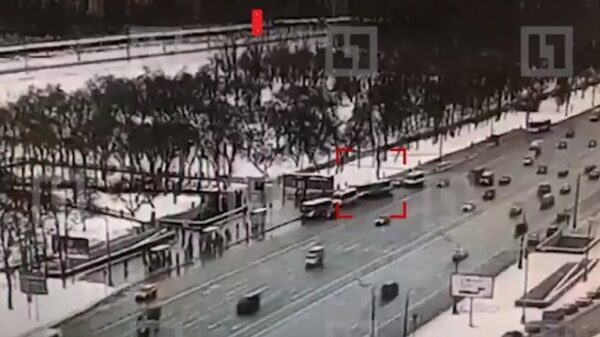 Опубликовано видео аварии в Москве. Автобус въехал в подземный переход