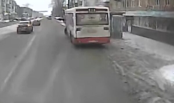 Опубликовано видео, как в Перми автобус врезался в остановку с человеком