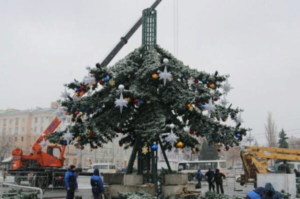 Площадь Ленина Воронежа готовят к встрече Нового года