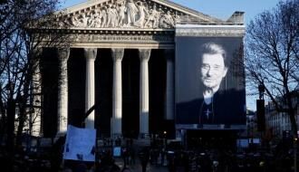 Порощание с Джонни Холлидеем: В Париже сотни тысяч людей вышли на улицы