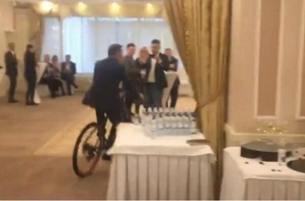 Появилось видео, как Ляшко катается на велосипеде по ресторану