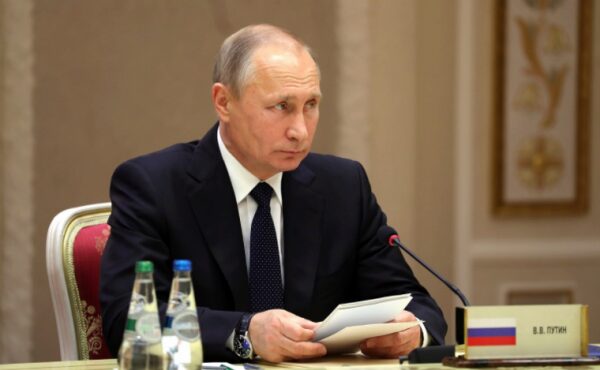 Путин передвигается по базе Хмеймим на УАЗике