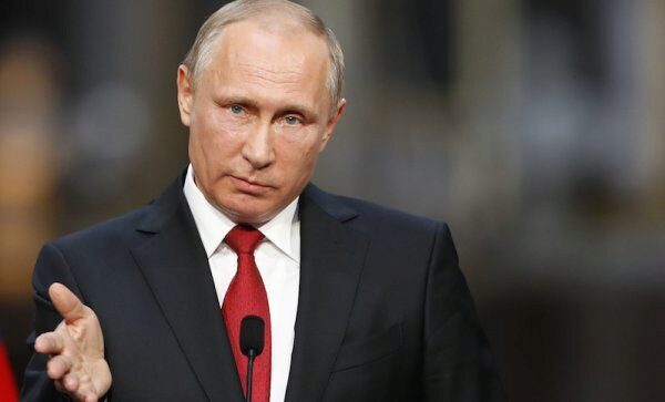 Путин повысил зарплату бюджетникам