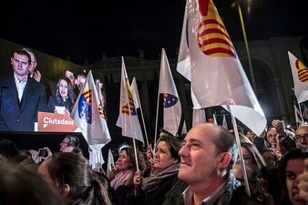 Руководство Испании выводит из Каталонии дополнительные силы милиции