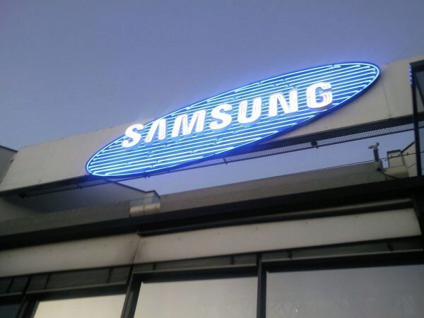 Samsung запатентовал смартфон с двумя экранами