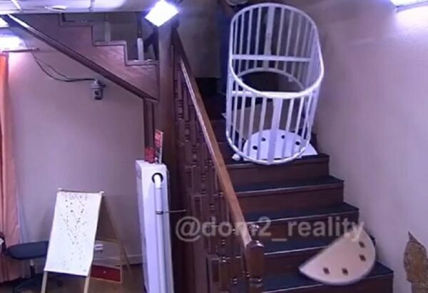 Щетинин спустил с лестницы детскую кроватку за 30 тысяч, подаренную Дмитрием Дмитренко