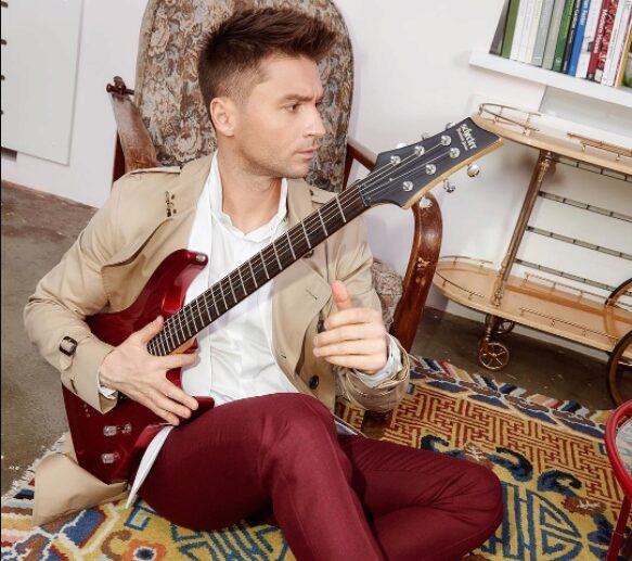 Сергей Лазарев опубликовал в Instagram неожиданный снимок с гитарой в руках