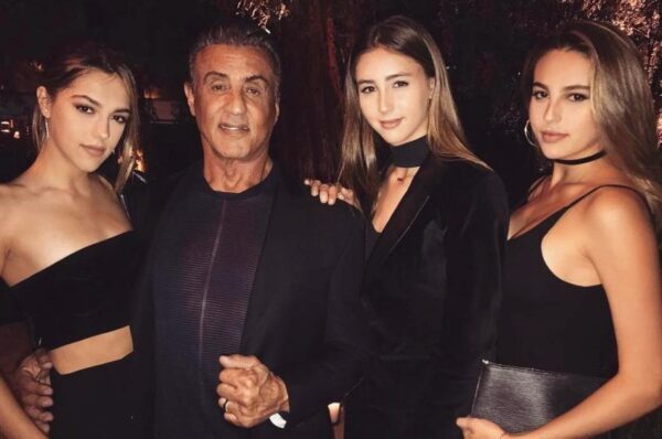 Сильвестр Сталлоне опубликовал семейное фото с дочерьми