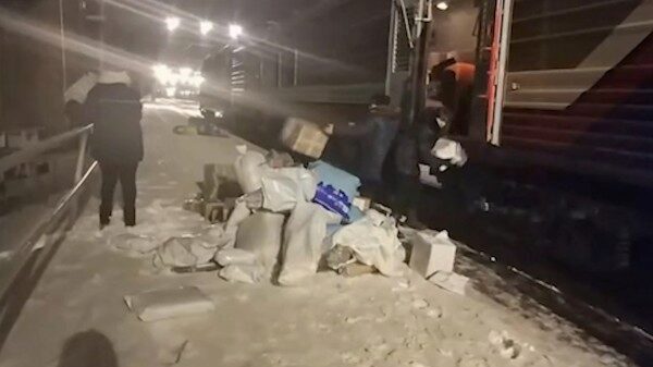 Сотрудники «Почты России» выбрасывали посылки на снег